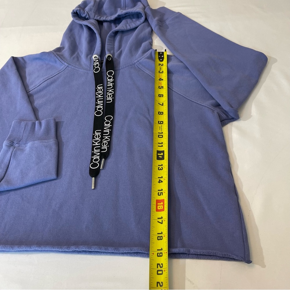 CALVIN KLEIN WOMENS SHORT HOODIE, SIZE M, VERY GOOD CONDITION, PREOWNED - Picture 3 of 3